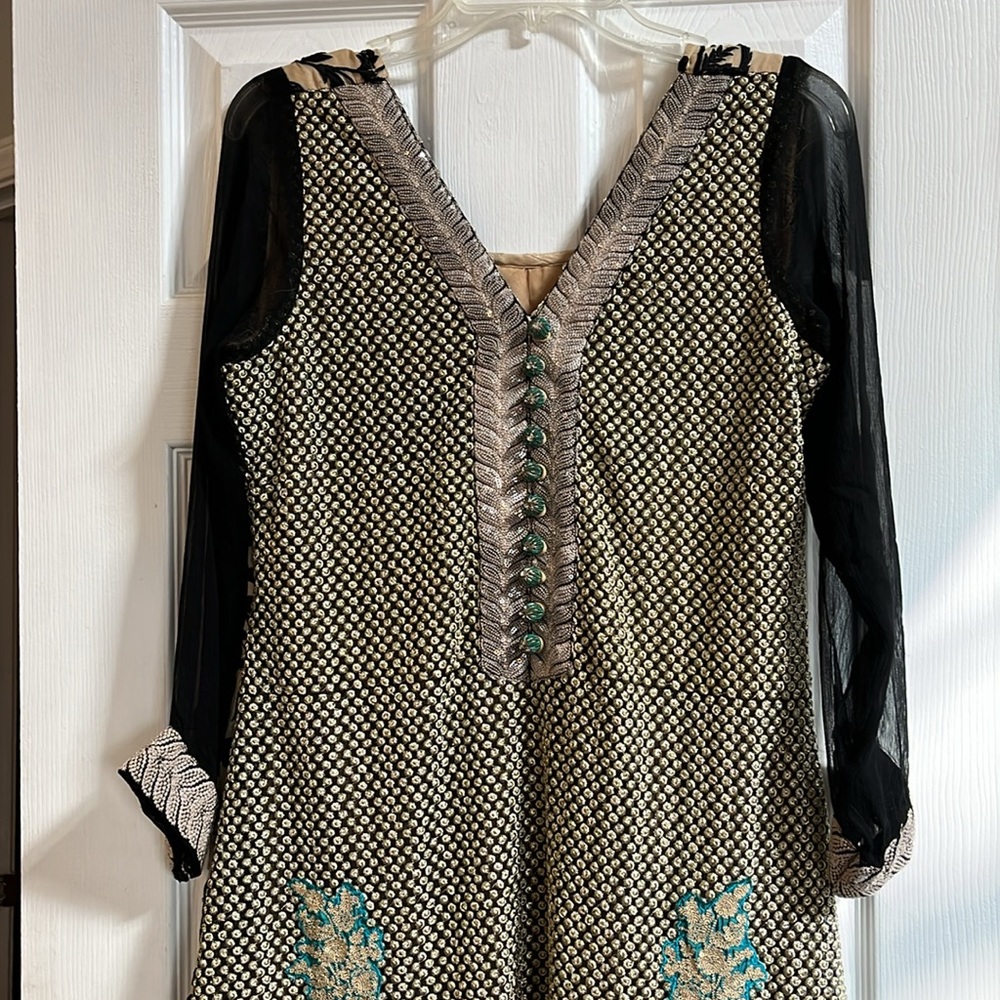 ORNATE SEQUINED AND EMBROIDERED LONG SLEEVE MAXI DRESS MULTICOLORED SIZE SMALL - Picture 5 of 15